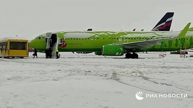 Аэропорт Краснодара приостановил работу из-за снегопада
