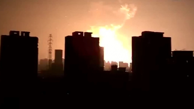 На месте страшного взрыва в Тяньцзине найден один выживший, число погибших возросло до 55 человек