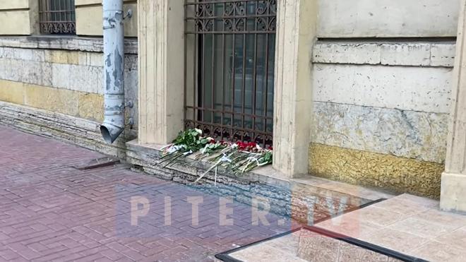 В Петербурге у здания посольства Белоруссии возложили гвоздики и свечи в память о погибших