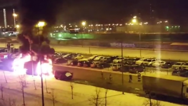 Санкт-Петербург: Сегодня ночью на Шуваловском проспекте полыхали два грузовика
