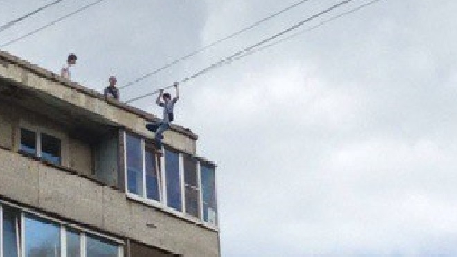 Подростки едва не погибли, подтягиваясь на проводах на высоте 9-го этажа