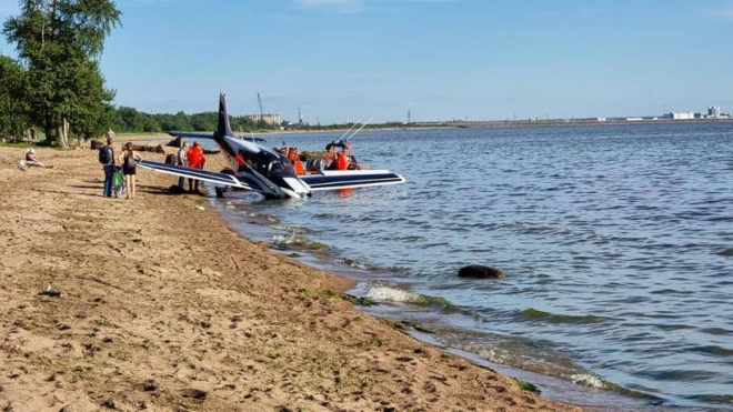 Самолет Piper совершил аварийную посадку на пляж у Кронштадта