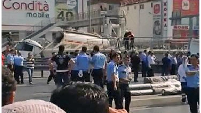 В Стамбуле грузовик снес надземный переход, погибли люди