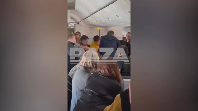 Пассажир рейса Москва–Магадан пытался выйти из самолета во время полета