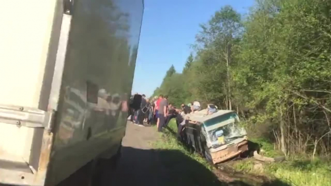 По дороге в Санкт-Петербург из Пскова перевернулся экскурсионный автобус с детьми