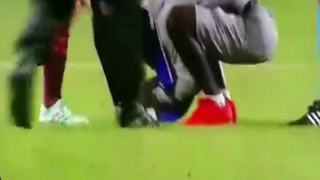 Фанат Месси прорвался на поле во время матча и поцеловал бутсу игрока