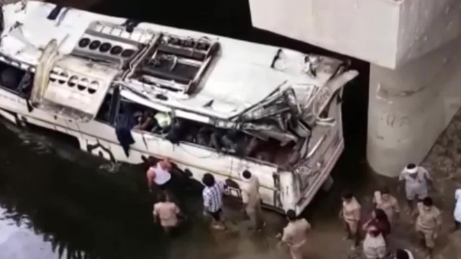 Видео из Индии: Автобус с пассажирами упал с высоты, 29 человек погибли