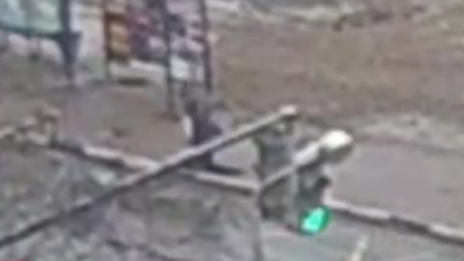 Видео: мужчина провалился под землю в Ярославле