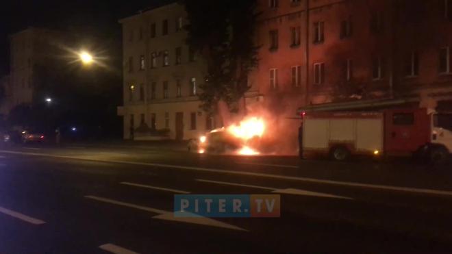 Видео: на набережной Обводного канала эпично сгорела иномарка