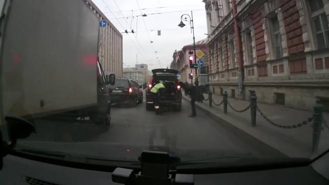 В Петербурге сотрудник ДПС бросил пост и пошел менять колесо девушке