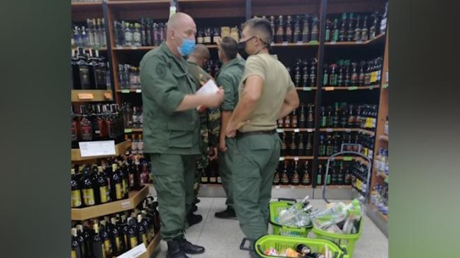 В Венесуэле похожих на россиян военных застали за покупкой водки