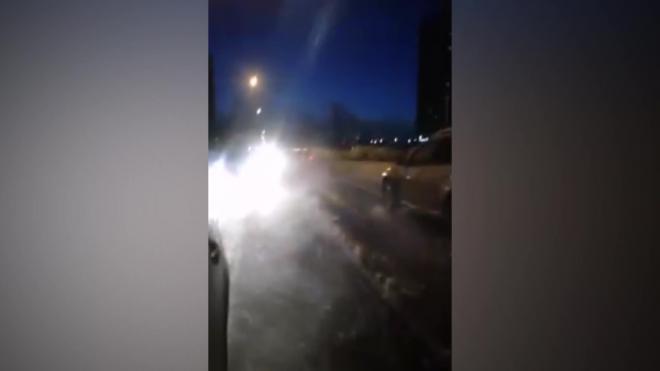 Прорыв трубы на улице Бутлерова заморозил автомобили местных жителей