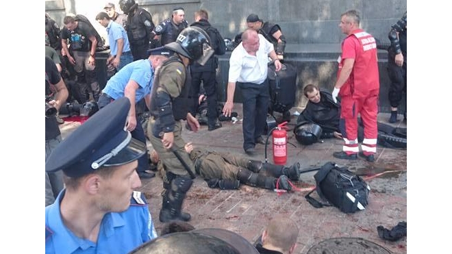 Десятки полицейских и горожан получили ранения после взрыва боевой гранаты у Верховной Рады 