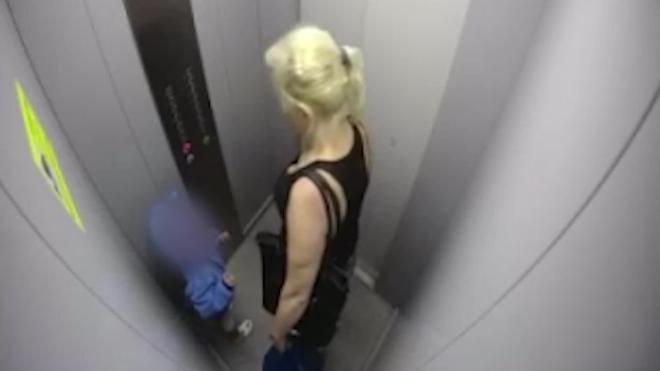 В Красноярске ищут женщину, которая избила маленькую девочку в лифте