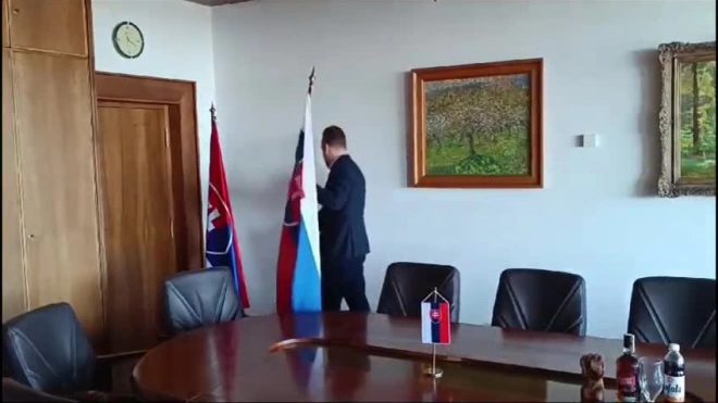 Новый вице-спикер парламента Словакии Блаха выбросил из кабинета флаг ЕС