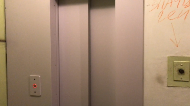 В доме Кировского района установили лифт, в который не могут зайти жильцы