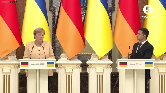 Меркель ответила на обвинения в стремлении угодить России