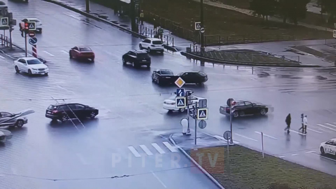 Видео: две легковушки столкнулись на улице Типанова