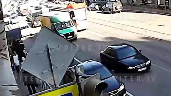 На улице Куйбышева иномарка сбила женщину, которая заходила в трамвай: видео