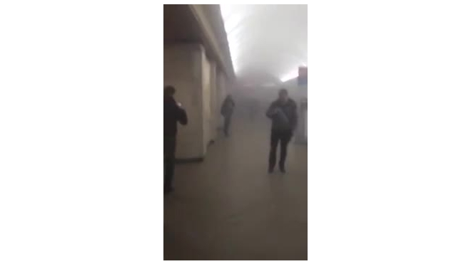 Очевидец снял на видео первые минуты после взрыва в метро в Петербурге