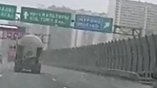 Видео: у грузовика спустилось колесо во время движения на КАД