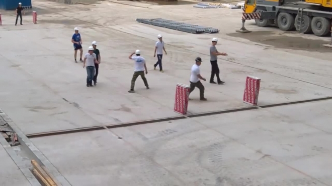 Гастарбайтеры-шалуны сыграли в футбол на стройке "Зенит-Арены"
