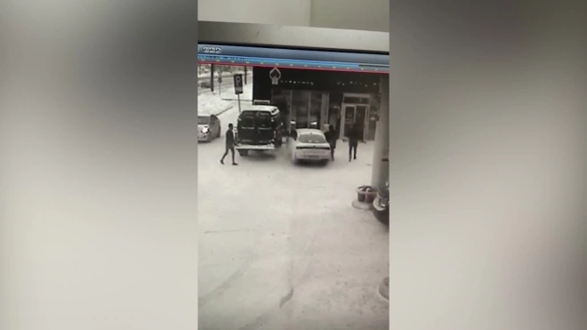 Поножовщина на АЗС на проспекте Большевиков попала на видео