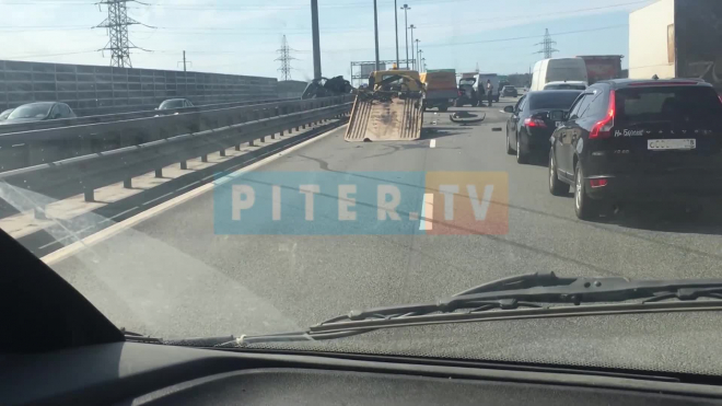 Видео: на КАДе столкнулись три автомобиля, есть пострадавшие