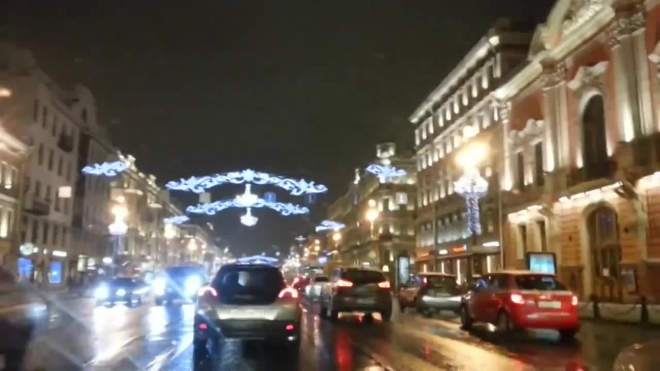Новогоднюю иллюминацию в Петербурге включат в пятницу