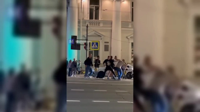 Массовая драка на Невском проспекте в Петербурге попала на видео