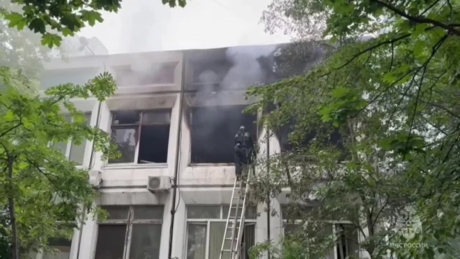 На пожаре в административном здании в Москве спасли человека