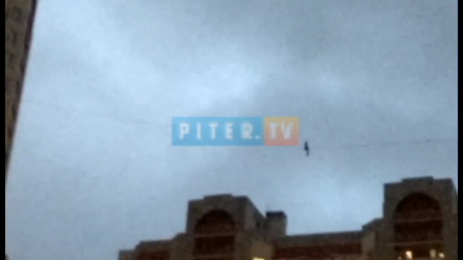 Видео: Неизвестный канатоходец "повис в воздухе" между зданиями на улице Ворошилова