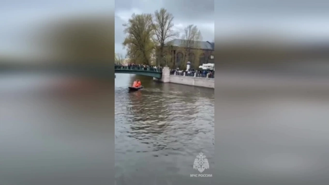 В результате падения автобуса в реку погиб один петербуржец