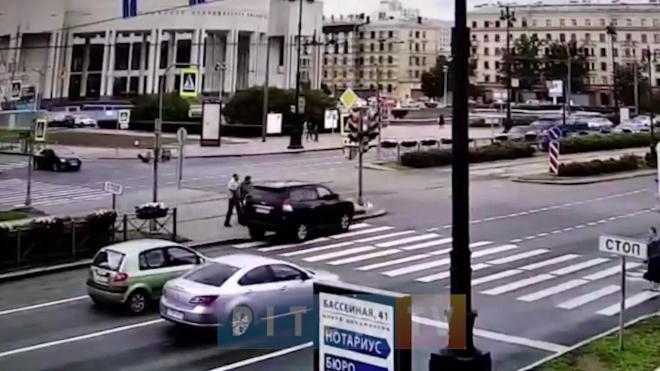 Видео: автомобиль сбил 80-летнего дедушку на Московском проспекте