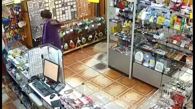 Во Ржеве жительница разгромила топором витрины магазина