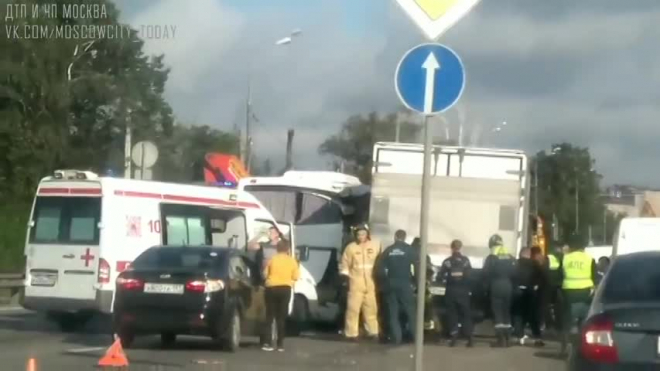 В сети появилось видео с места массовой аварии на Дмитровском шоссе в Москве