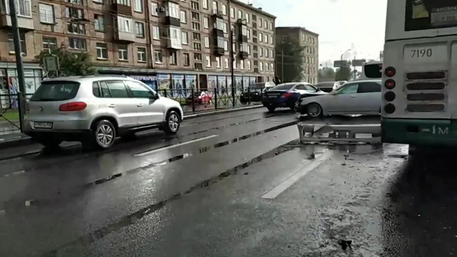 На Ивановской улице машина влетела в автобус