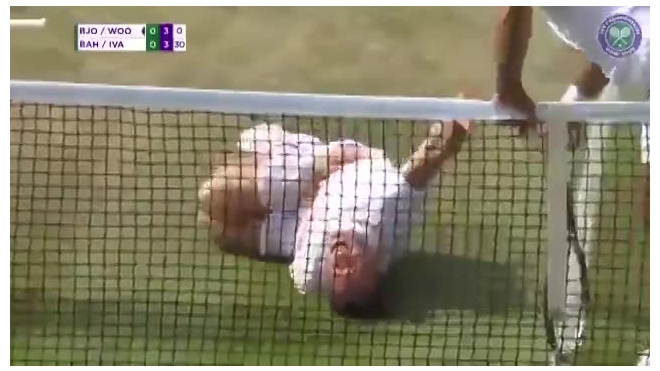 Забавное видео: Ветеран Уимблдона спародировал на корте Неймара, получив мячом по затылку