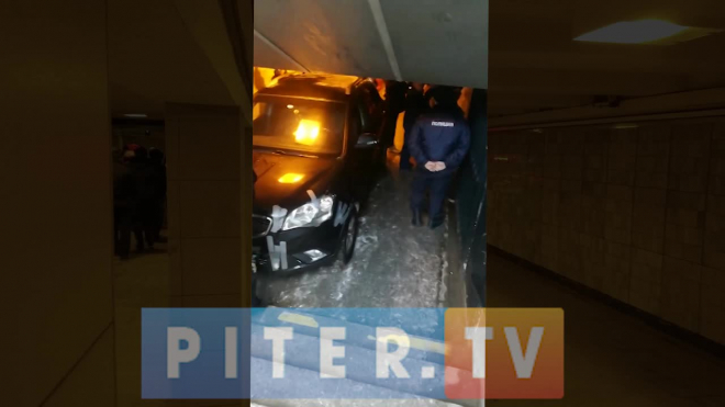 На Московском проспекте иномарка очутилась в подземном переходе