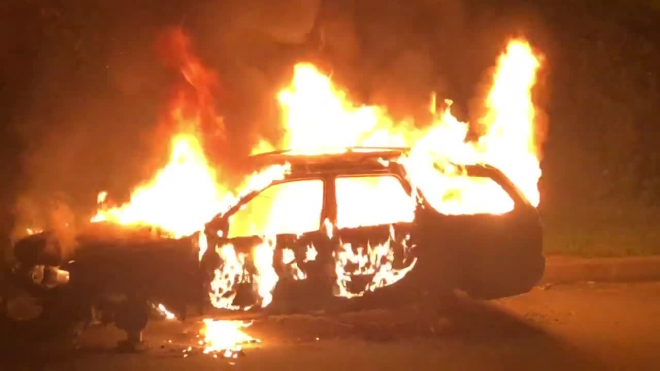 "Гори, гори ясно, чтобы не погасло": бездомные подожгли старый автомобиль 