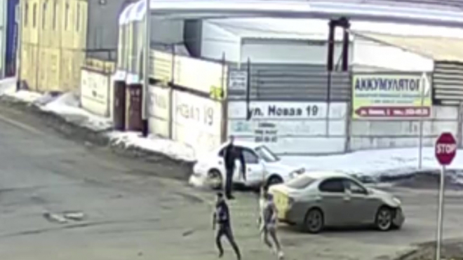 Курьезное видео из Красноярска: Пассажир избил своего водителя за ДТП