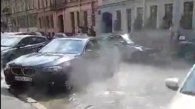 Кипяток из прорванной трубы залил припаркованные машины на Моховой