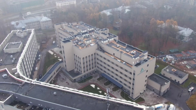 Съемка с воздуха. На севере Петербурга достраивают новый корпус больницы Святого Георгия