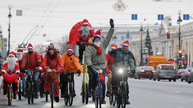 По Петербургу пронеслись Деды Морозы и Снегурочки на двух колесах