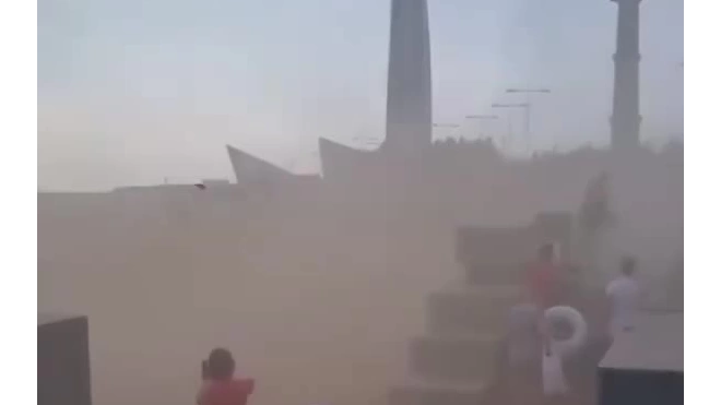 Песчаная буря накрыла парк 300-летия Петербурга