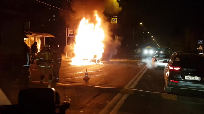 Видео: возле станции метро "Озерки" сгорела маршрутка