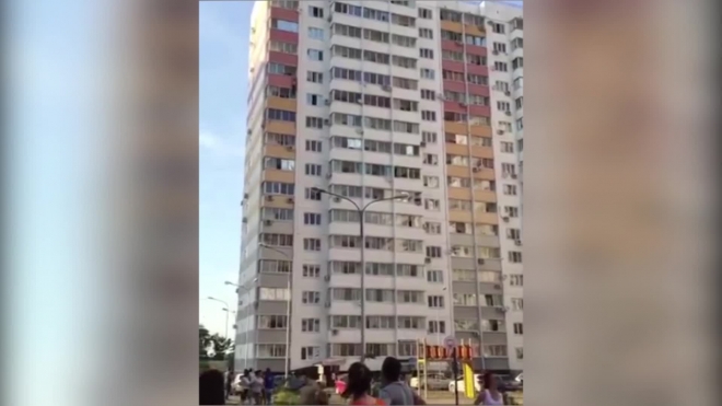 Страшное видео из Краснодара: Мужчина повис на карнизе 12ого этажа