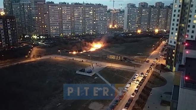 Видео: во дворе на Среднерогатской загорелась трава