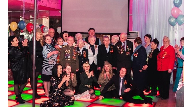  Ветеранов из Нижневартовска поздравили в скандальном стриптиз-клубе