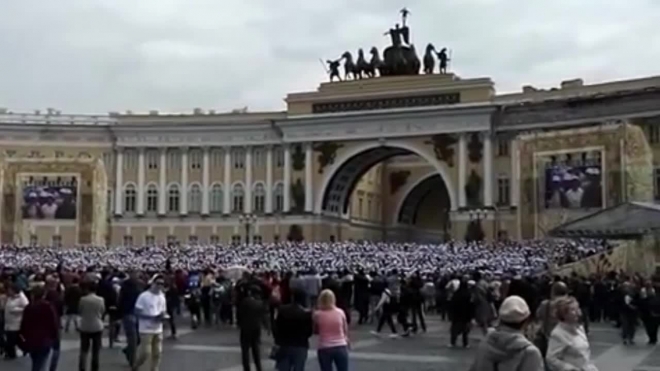 Видео: Хор из трех тысяч человек спел на Дворцовой площади